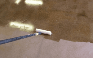 Aplicación de sellador epóxico para humedad en muro de concreto